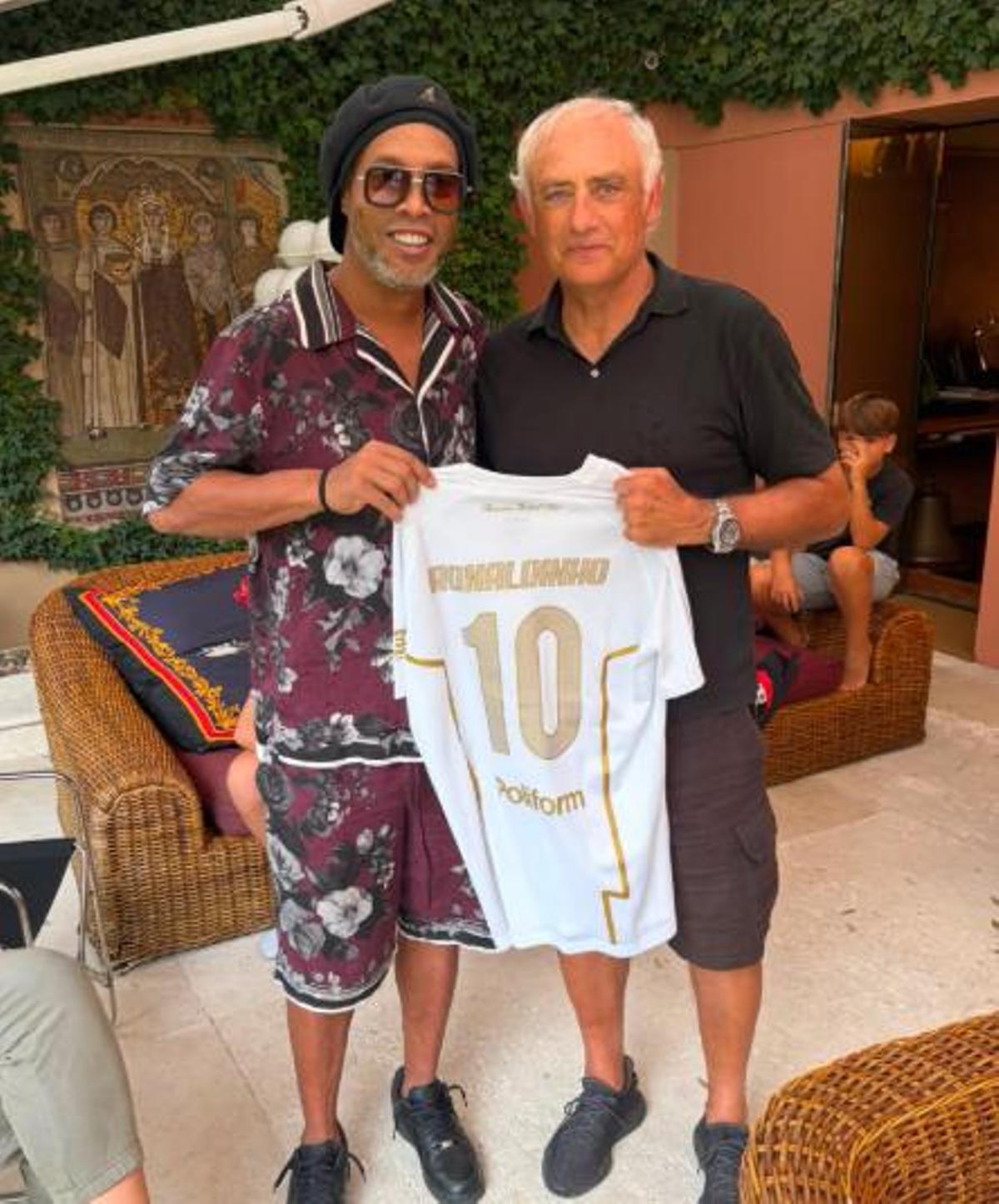 Ronaldinho con la camiseta de su nuevo club