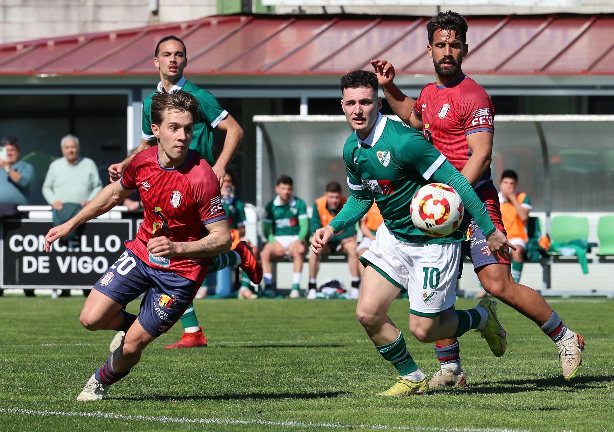 Adrián Carrión y Serrano corren tras un balón