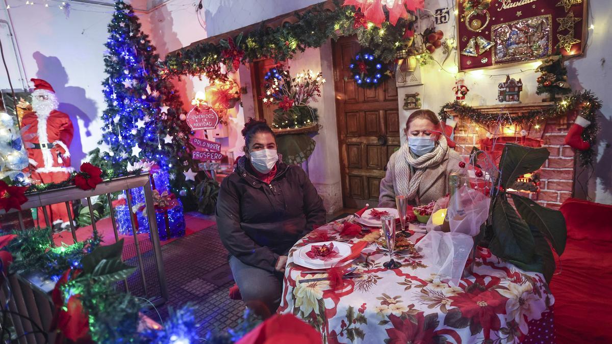 Andrea Martínez y Marisa Castro en la puerta de su casa