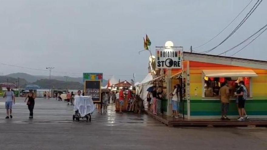 Vídeo: la lluvia hace acto de aparición en el Rototom Sunsplash de Benicàssim