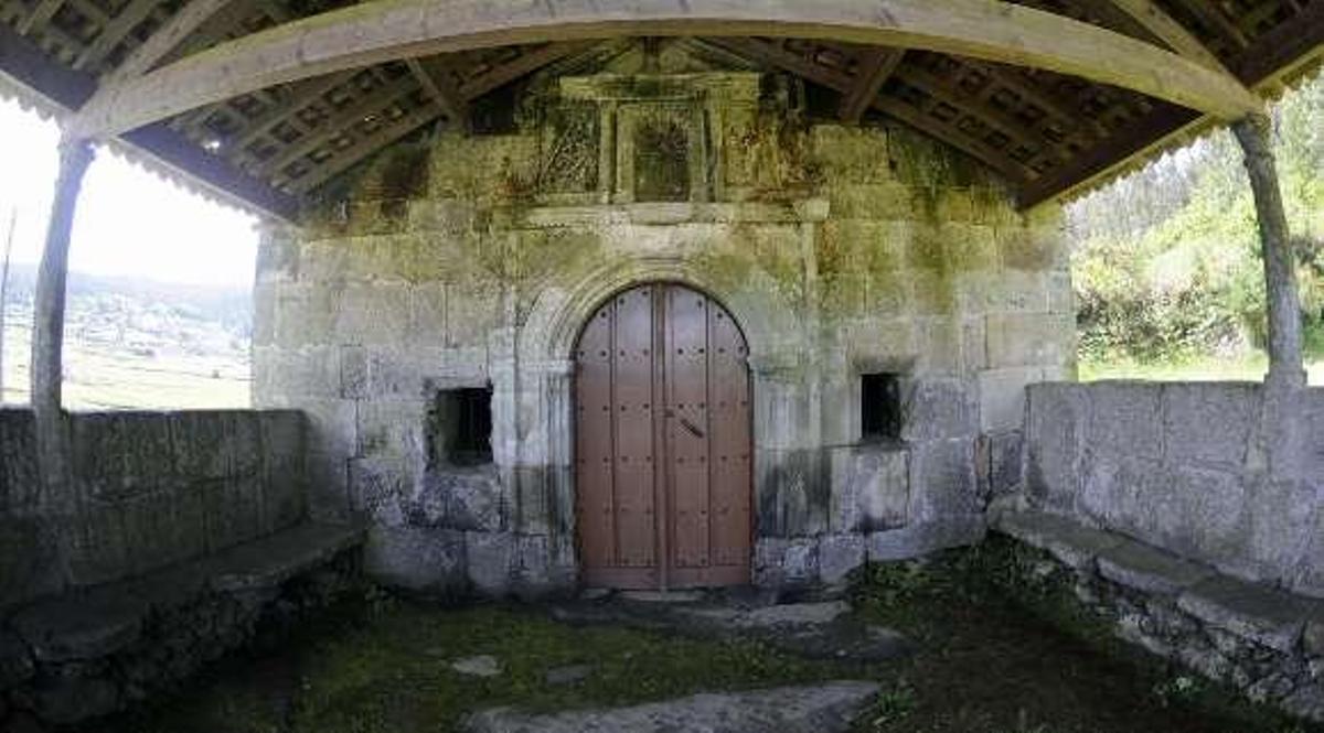 La humedad y el verdín se "comen" la capilla de Armenteira pendiente de arreglar