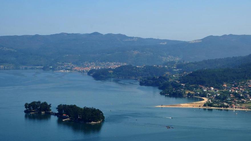 Panorámica de las Isla de San Simón en la ría de Vigo // I. Abella