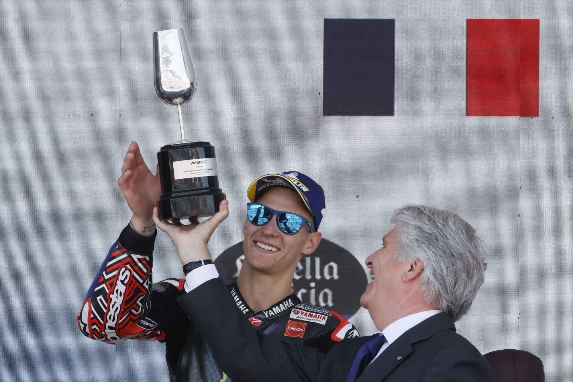 JEREZ DE LA FRONTERA (CÁDIZ), 27/04/2025.- El piloto francés Fabio Quartararo celebra su segundo puesto en la carrera de MotoGP del Gran Premio de España MotoGP 2025 en el circuito 'Ángel Nieto' de Jerez de la Frontera este domingo. EFE/José Manuel Vidal