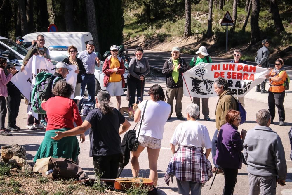 Marcha antimilitarista en la Sierra de Aitana