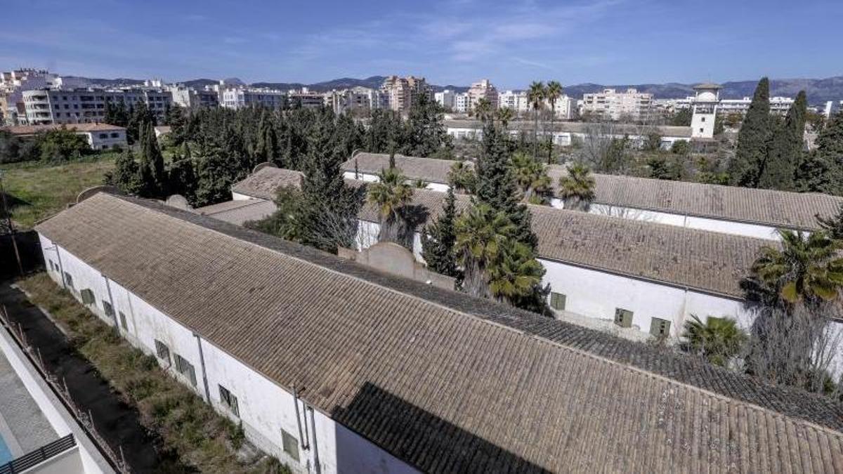 Antiguas naves militares en el cuartel de Son Busquets.
