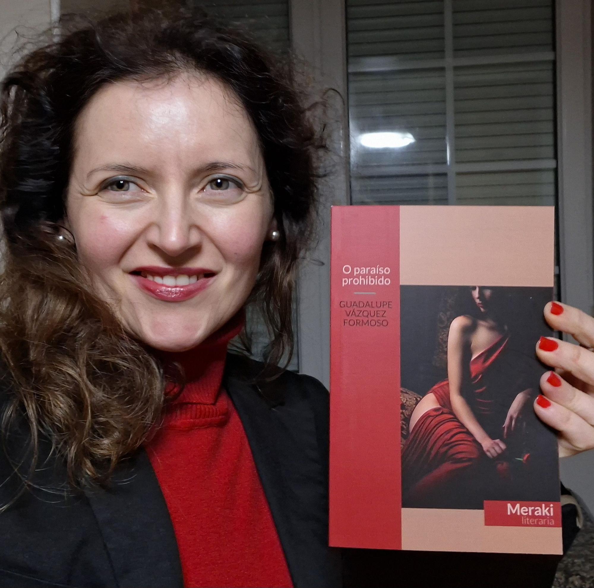 Guadalupe Vazquez co seu poemario 'O paraíso prohibido'