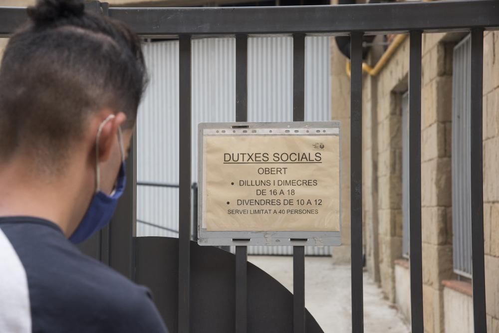 Usuaris de les dutxes socials de Manresa