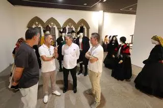 La exposición del traje gallego mostrará en Pontevedra un centenar de maniquís y un mantel bordado con 48.000 cristales