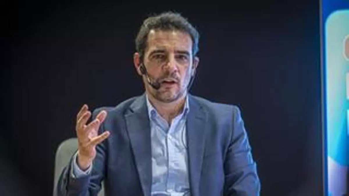 Manu Reyes (PP) rechaza la ampliación del aeropuerto y se suma a las reticencias de El Prat: "Nos preocupa la salud de los vecinos"