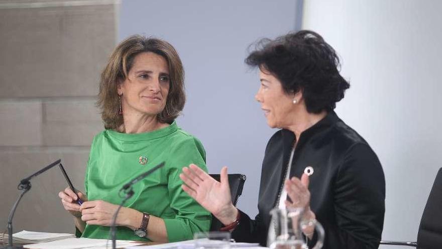 Teresa Ribera e Isabel Celaá, ayer, en la rueda de prensa posterior al Consejo de Ministros.