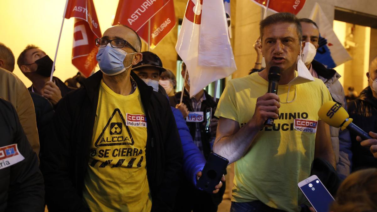 Centenares de personas salen a la calle en Oviedo al grito de "Alcoa no se cierra"