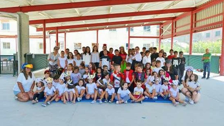 Participantes en el programa de este año en la clausura. //