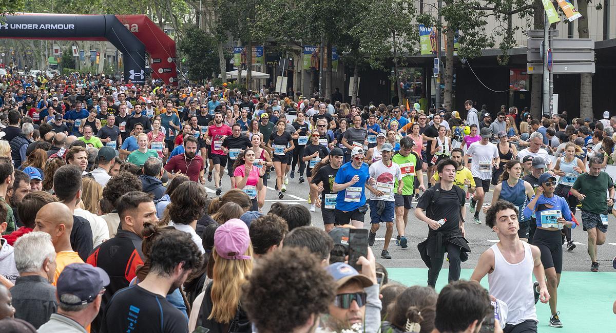 Los participantes finalizando en plaça Catalunya su recorrido de 10 km durante la 44 edición de la Cursa de El Corte Inglés