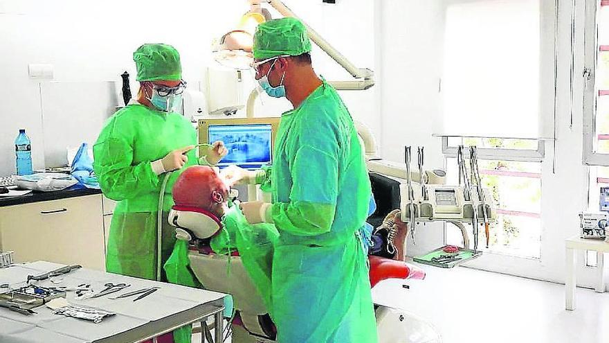 Sala de espera de Clínica Dental Amenta, cuyas modernas instalaciones están pensadas para la comodidad del paciente. Uno de los 5 gabinetes que posee la clínica durante una intervención.