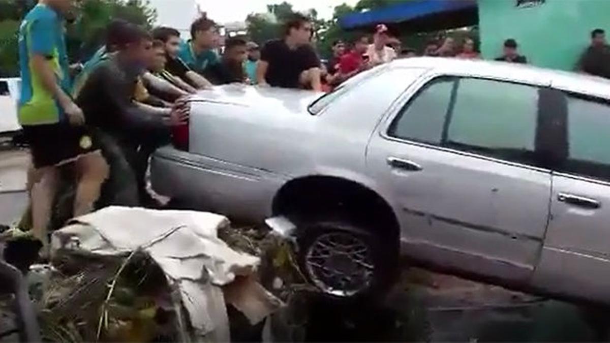 Canteranos del Dorados de Sinaloa ayudan en las inundaciones que sufre México