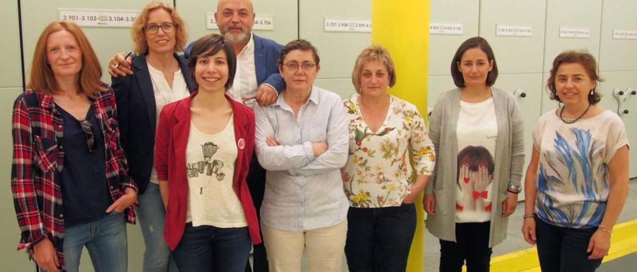 Los archiveros reunidos ayer en la Pola. Por la izquierda: Isabel Prado, Asunción de la Horra, Fátima Rodríguez, Alfonso Díaz, Rosi Villa, Belén Calvo, Lidia Fernández y Cruz Jolín Garijo, en el archivo.