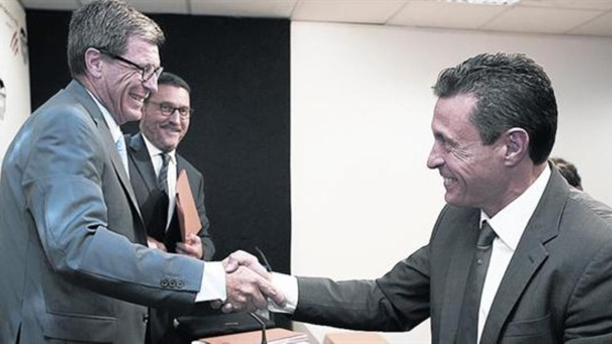 Aurelio Martínez (izquierda), presidente de la Fundación del Valencia, saluda al presidente del club, Amadeo Salvo, ayer.