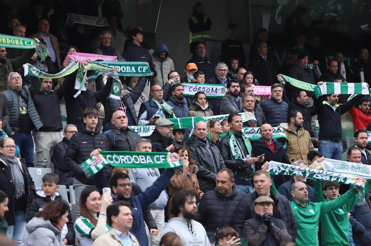 Partido en el estadio del Arcangel ambiente grada publico aficionados