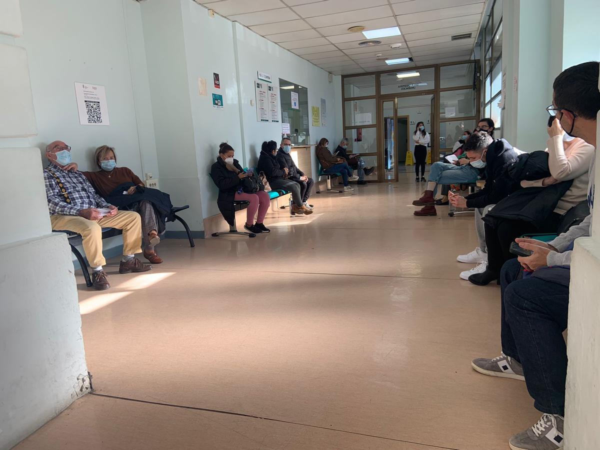 Sala de espera del Hospital General de València, hoy, viernes 5 de enero tras el anuncio de Sanidad de establecer de nuevo el uso obligatorio de la mascarilla en los centros sanitarios.