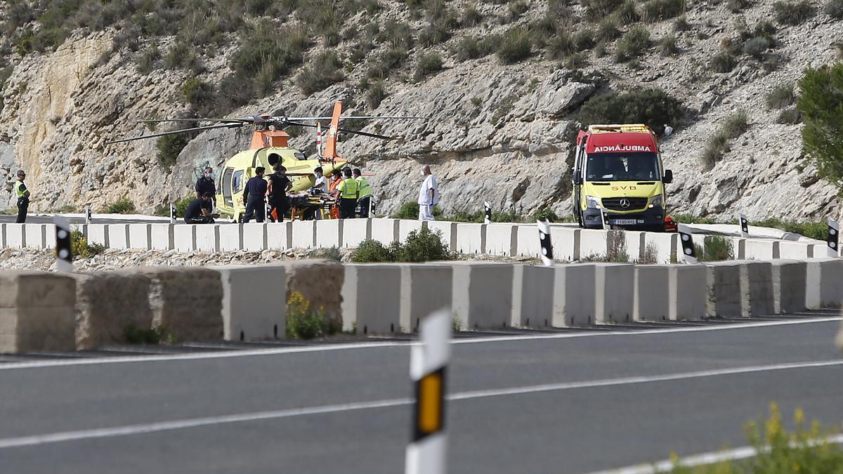 Evacuación en helicóptero del motorista accidentado este domingo, que falleció después en la UCI