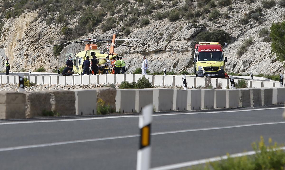 Evacuación en helicóptero de un motorista accidentado.