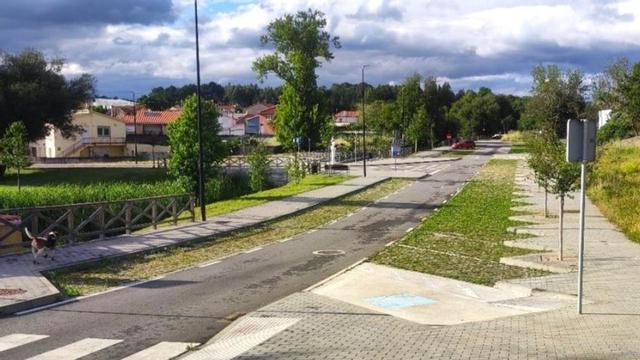 Calle del sector SUD-1 de Mera donde se permiten bajos residenciales en lugar de comerciales. | |  LOC
