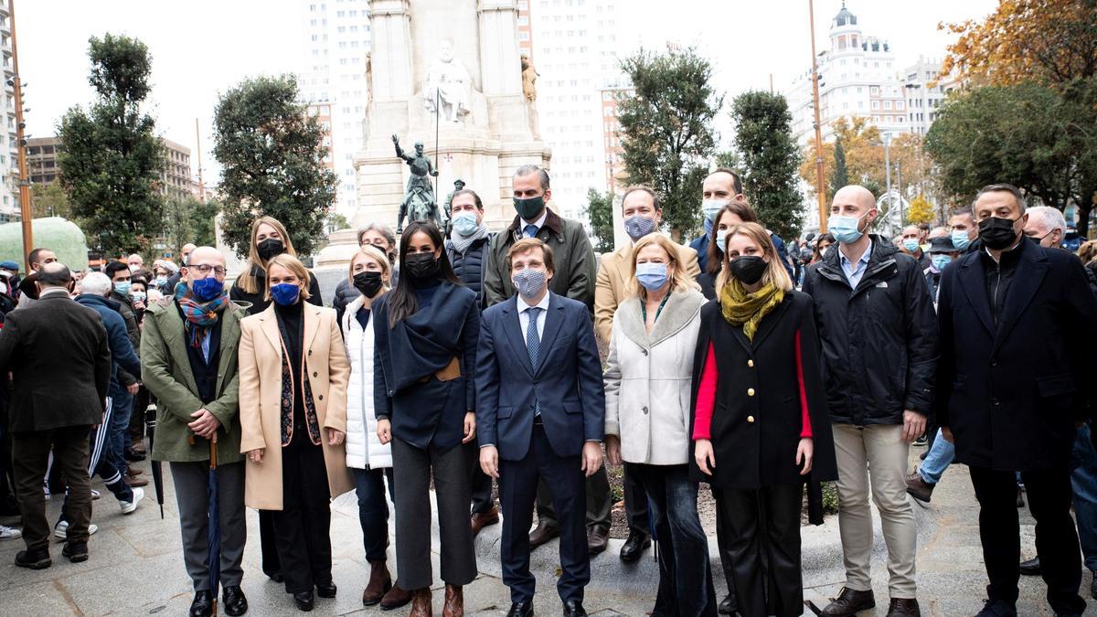 Representación política en la inauguración de Plaza de España.