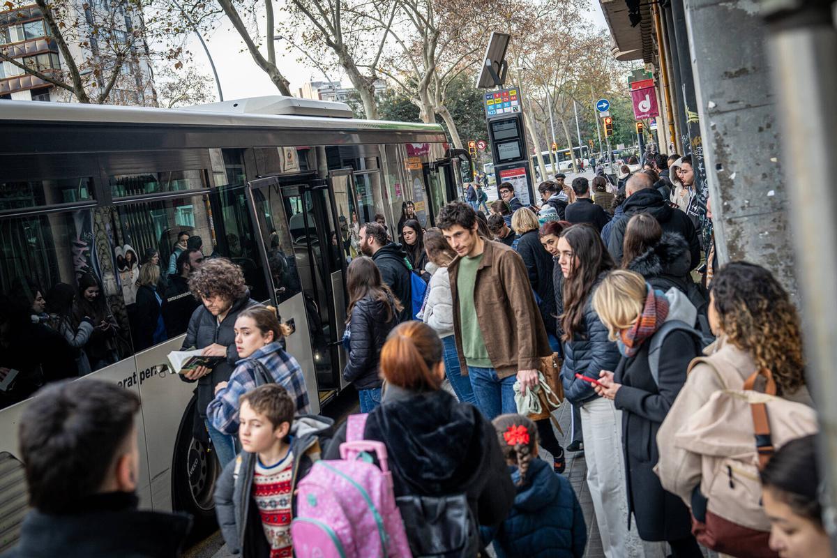 Barcelona 15/01/2026 Barcelona. Usuarios del bus interurbano que vienen cada dia a Barcelona por trabajo o estudios. Bajan en la Gran Via (parada próxima a esquina Roger de Flor), y copan la acera. Buses que llegan y descargan a mucha gente. AUTOR:MANU MITRU