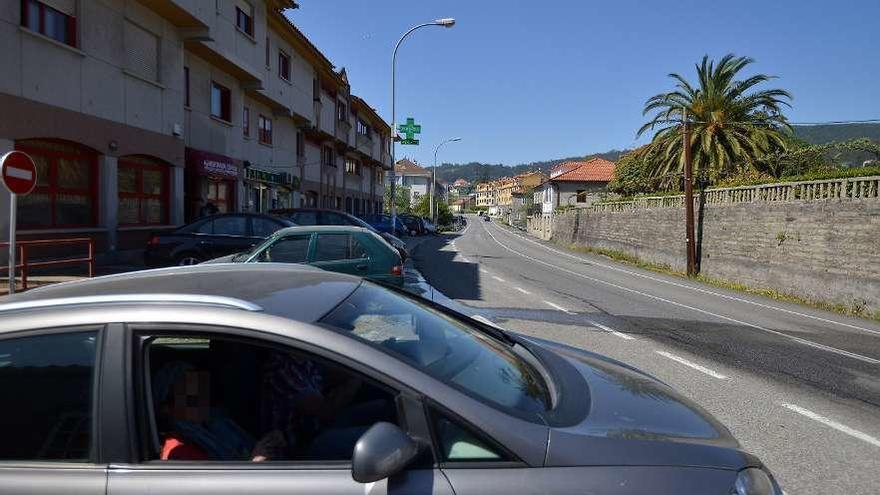 Coches aparcados en el margen de la PO-308 a su paso por Covelo. // Gustavo Santos