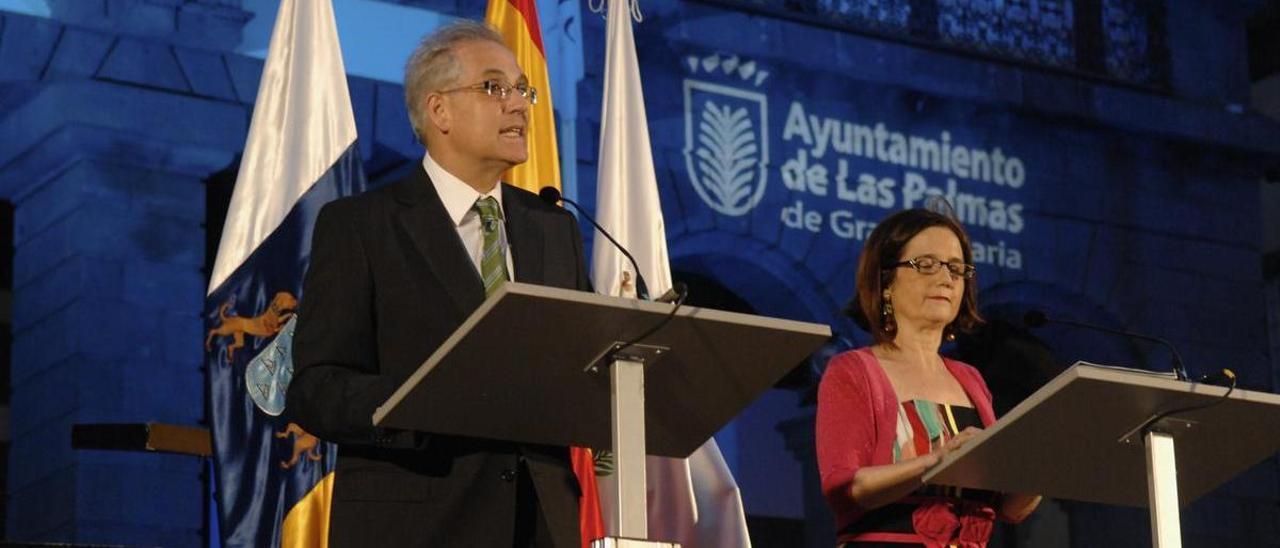 José Antonio Samper y Clara Hernández durante la lectura del pregón en las Fiestas Fundacionales de 2011
