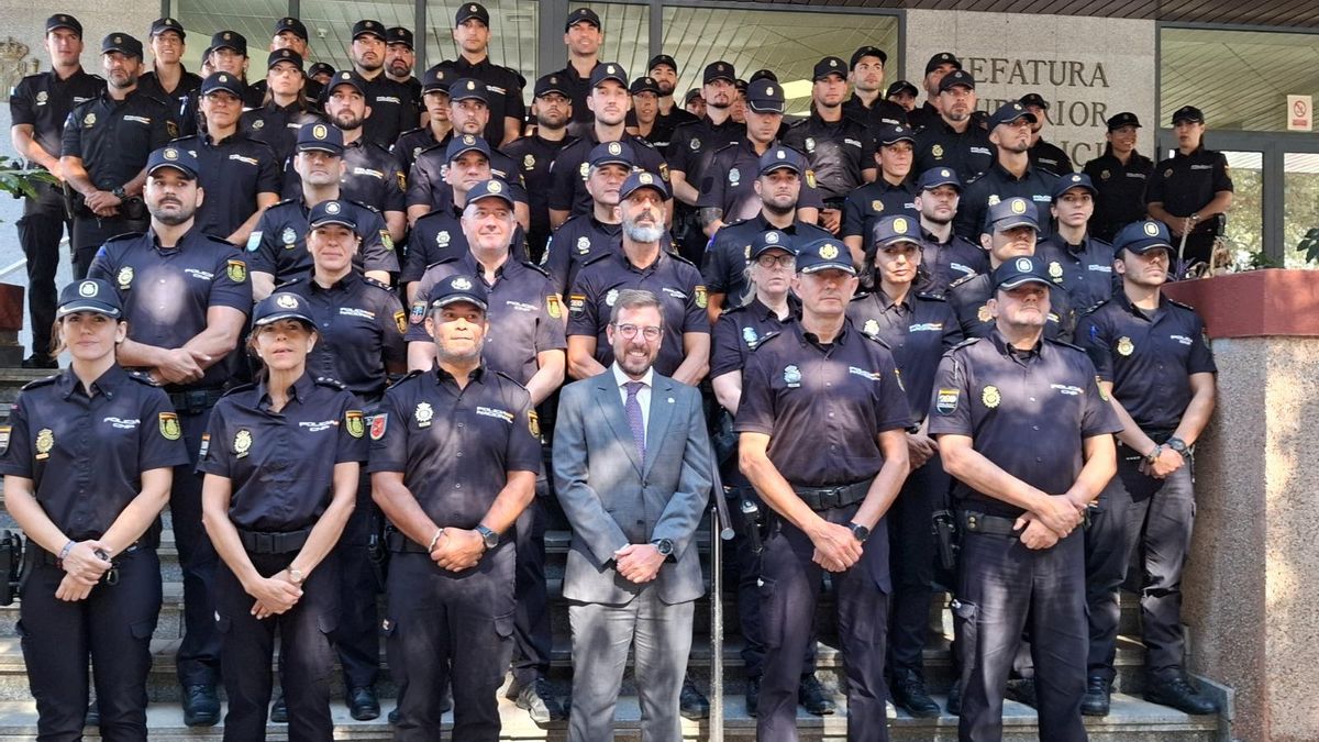 Francisco Toscano, en el centro de la imagen, junto a los nuevos agentes.