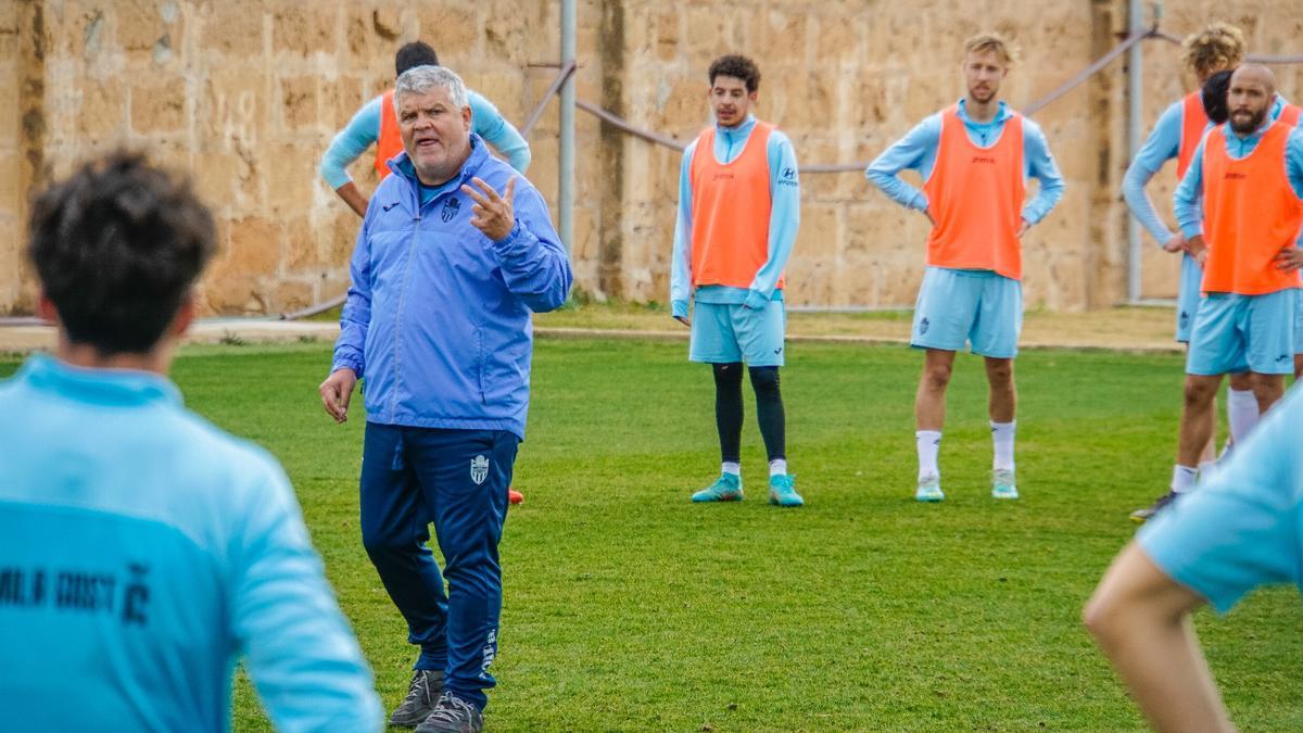 Onésimo dirige a sus jugadores durante un entrenamiento en el Estadi.