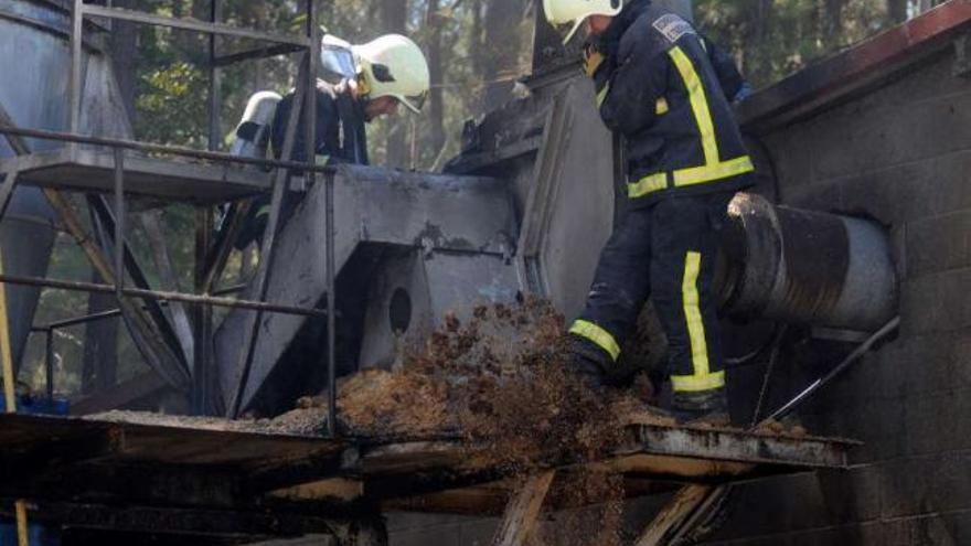 Imagen del incendio que tuvo lugar en la tarde de ayer en la fábrica de muebles Herfica.  // Bernabé/Javier Lalín