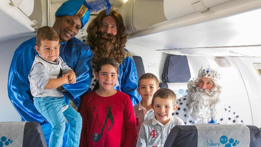 Los Reyes Magos dentro de un avión, ayer en el aeropuerto grancanario.