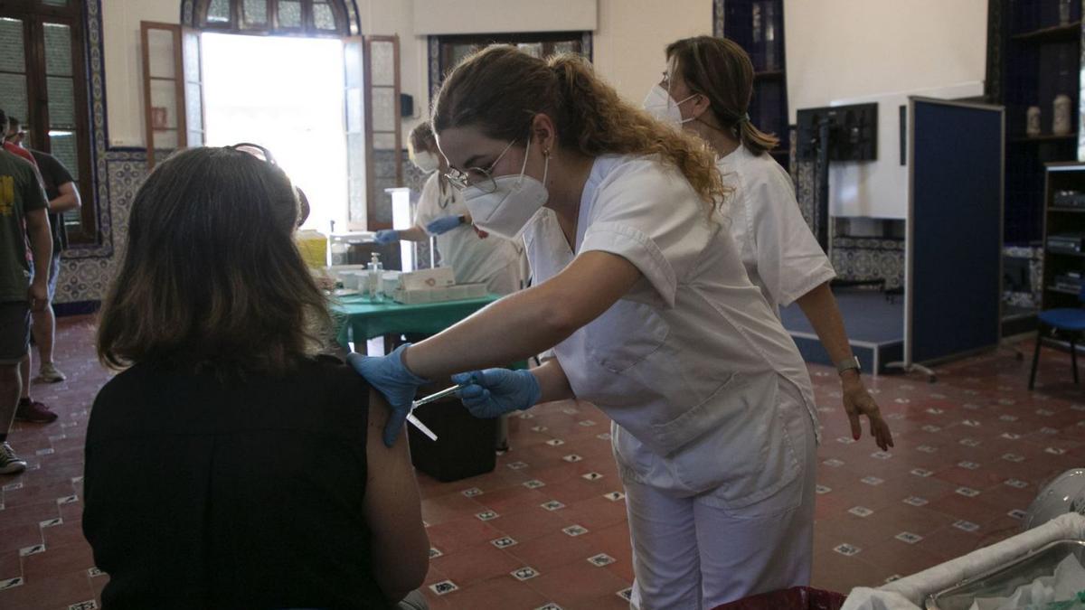 Vacunación de refuerzo en el Hospital de la Malva-rosa, en València, hace unos días. | M.ÁNGEL MONTESINOS