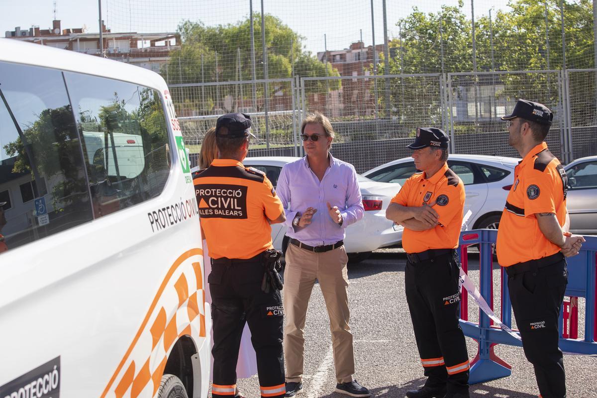 La presentación de la nueva furgoneta de refuerzo para el equipo de Protección Civil de Ibiza