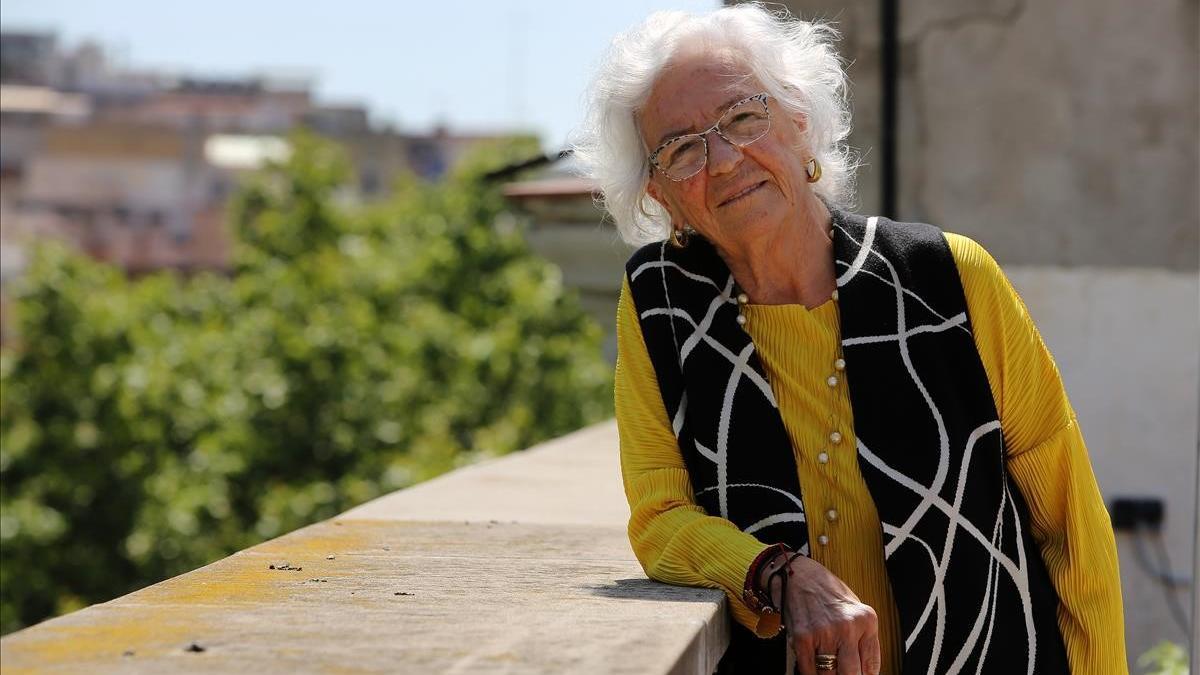 Maria Assumpció Vilà, en la terraza del despacho en la ronda Sant Pau