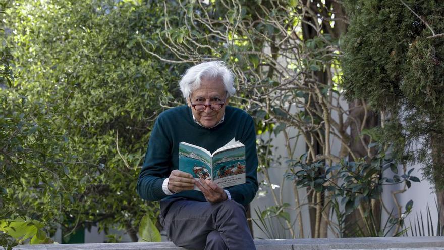 Carlos GarcÃ­a-Delgado posa junto a su libro &#039;Queridos catalanes&#039; en el jardÃ­n de su despacho en Palma.