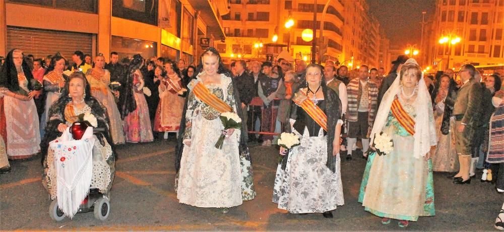 Y el desfile, empezando por las más veteranas.