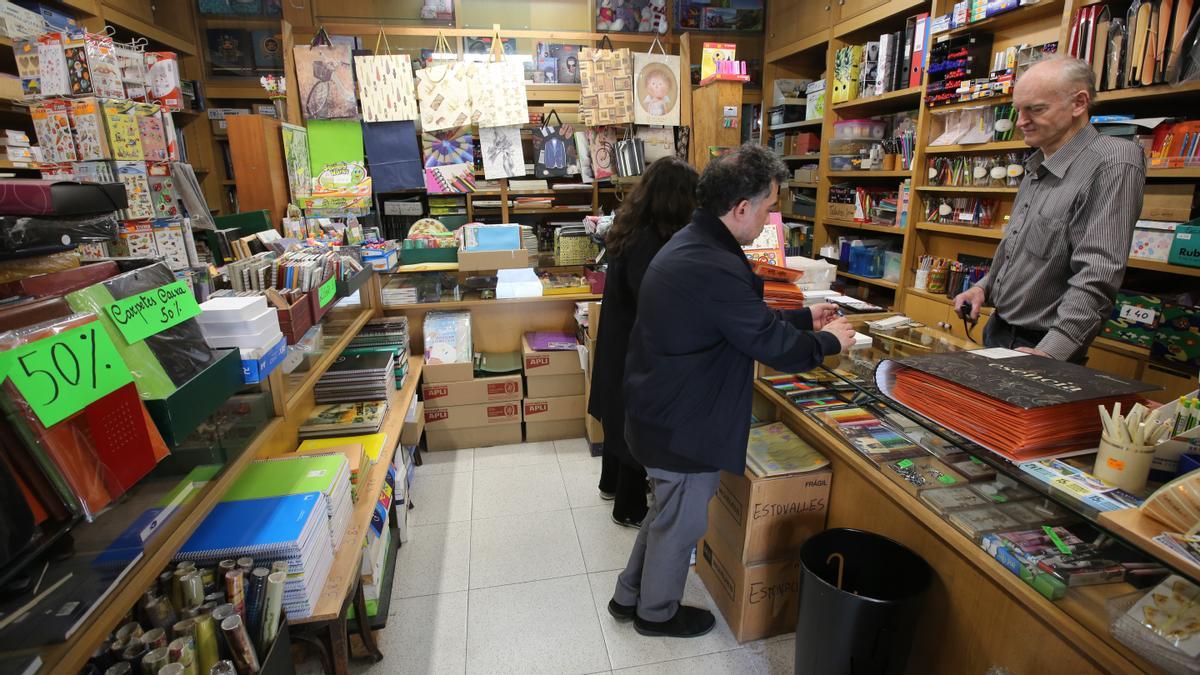 Carpetas, bolígrafos, sobres, bolsas de regalo y todo tipo de papelería en la tienda Hija de J. Batlle Horta