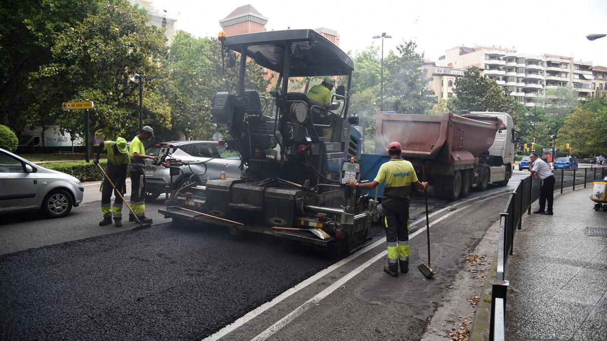 Obras de la operación asfalto en el paseo Constitución de Zaragoza.