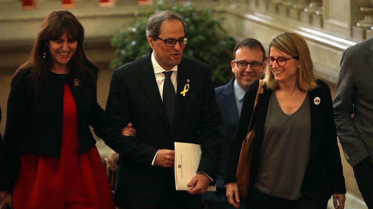 El candidato de JxCat, Quim Torra, llega al Parlament acompañado de las diputadas Laura Borràs y Elsa Artadi.