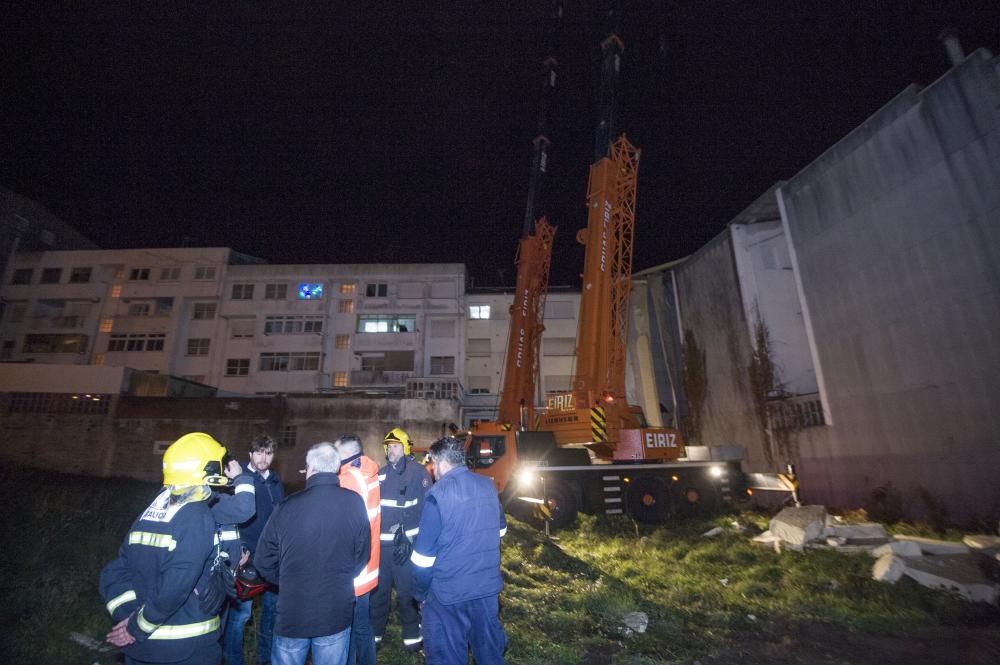 Grúas retiran restos de la cubierta de Pescanova