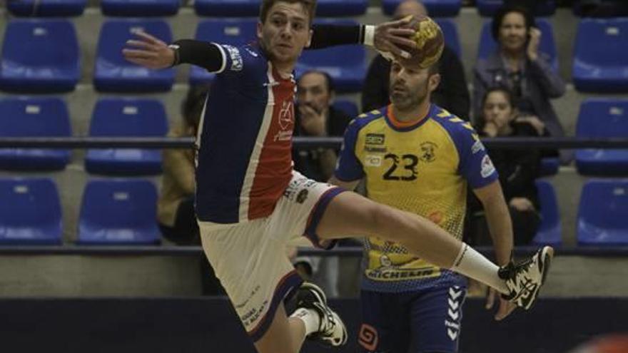 Paco Bernabéu en el momento de lanzar a puerta durante el partido de ayer en el Pitiu Rochel.