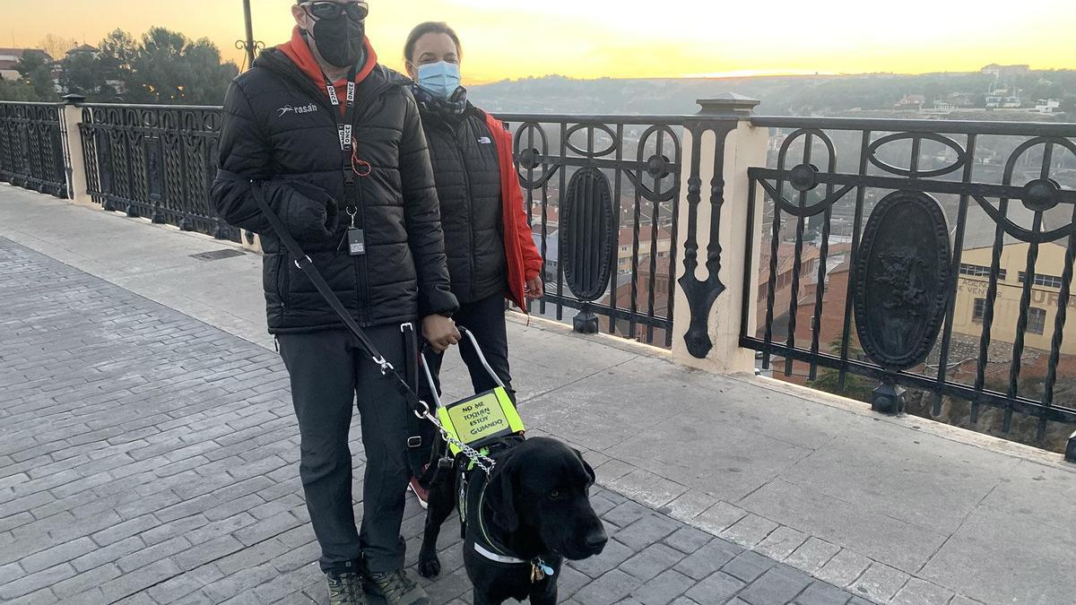 Alberto pasea junto a su nuevo perro guía en el Viaducto de Teruel.