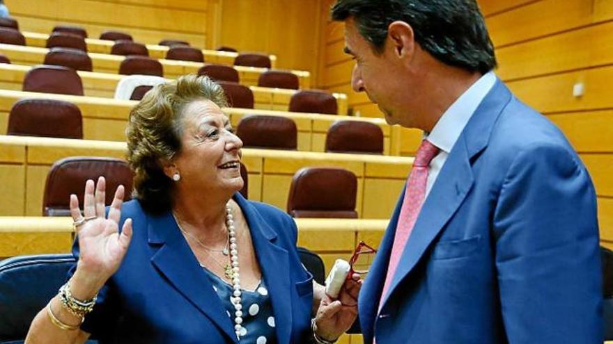 El ministre d&#039;Indústria, José Manuel Soria, amb Rita Barberá, al Senat ahir