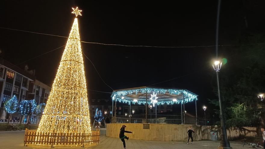 La Navidad prende en Llanera: así se ve el alumbrado navideño en las calles y plazas de Posada