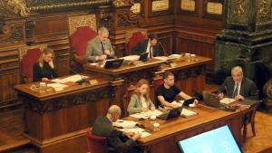 Collboni y los tenientes de alcalde Maria Eugènia Gay y Albert Batlle, en el pleno de este viernes.