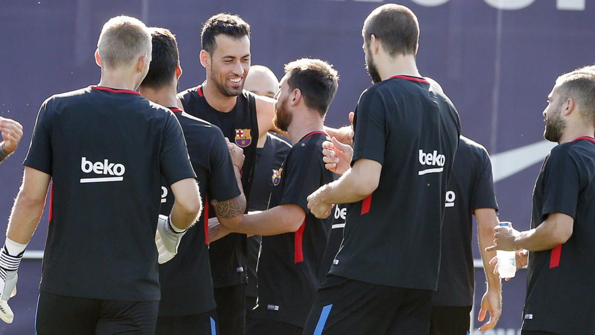 Leo Messi, como el resto de compañeros, felicitó a Sergio Busquets por su cumpleaños