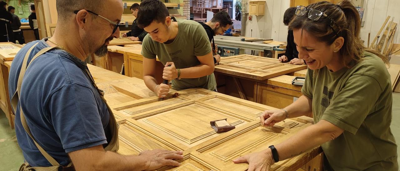 Profesor y alumnos de segundo curso del ciclo de grado medio de Carpintería y Mueble que se imparte en el IES Fuensanta de Córdoba.